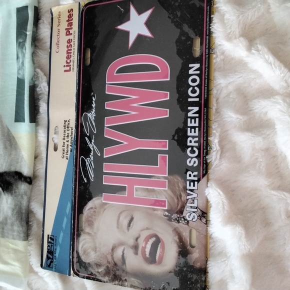 NWOT Marilyn Monroe muscle style T shirt and decorative license plate - Picture 8 of 9